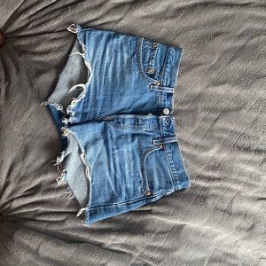 LEVI JEAN SHORTS SIZE 27